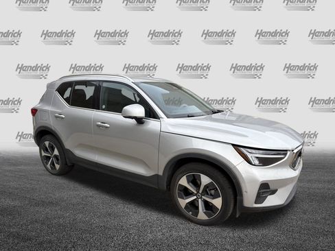 Used 2025 Volvo XC40 B5 Plus image 2