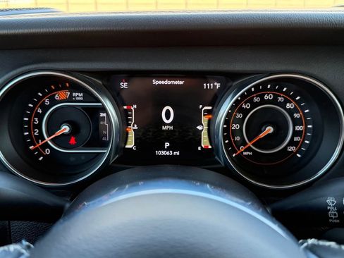 Used 2018 Jeep Wrangler Unlimited Sahara AWD/4WD image 17