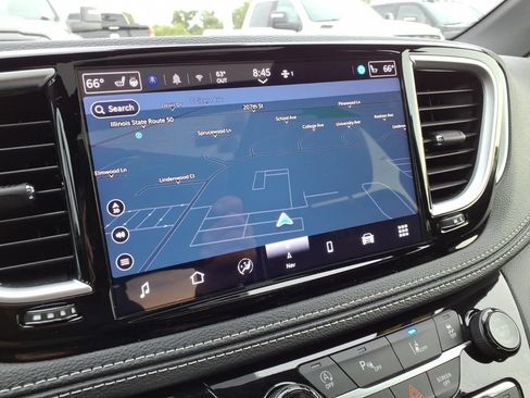 Certified 2025 Chrysler Pacifica Limited FWD image 18