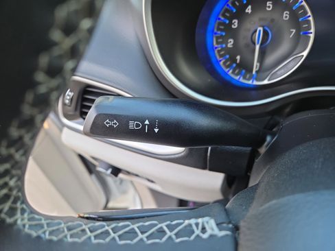 Used 2023 Chrysler Pacifica Touring-L image 14