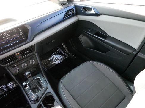 Certified 2022 Volkswagen Taos SE image 11