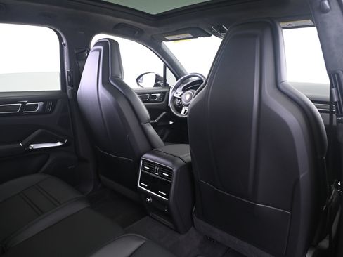 Used 2023 Porsche Cayenne Turbo AWD/4WD image 17