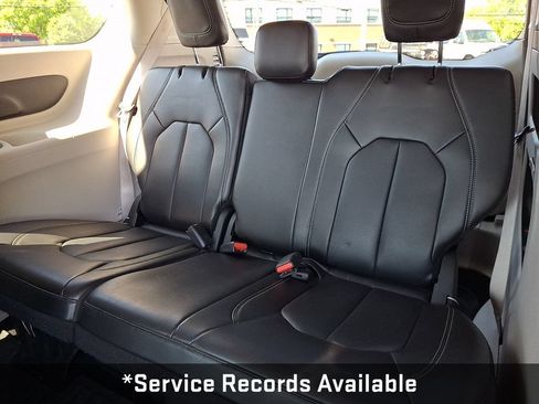 Used 2023 Chrysler Pacifica Touring-L FWD image 14