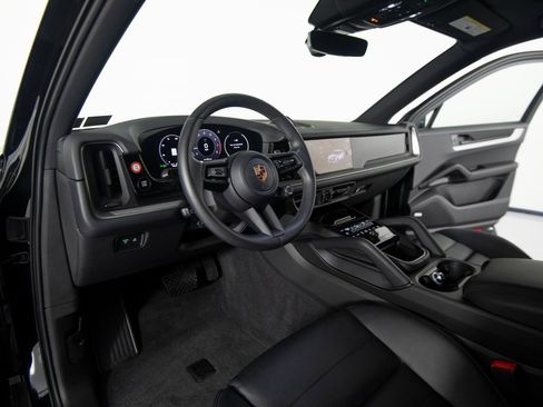 Used 2025 Porsche Cayenne image 4