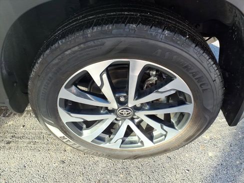 Used 2024 Toyota Corolla Cross XLE image 11