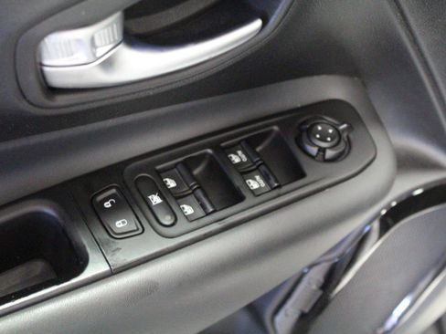 Used 2020 Jeep Renegade Altitude AWD/4WD image 18
