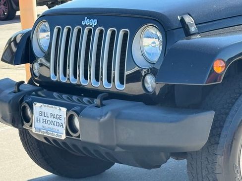 Used 2016 Jeep Wrangler Sahara w/ Connectivity Group AWD/4WD image 3