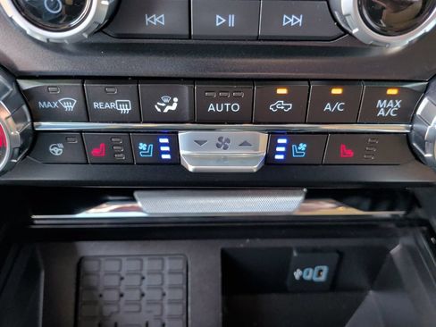 Used 2024 Ford F350 Lariat w/ Lariat Ultimate Package AWD/4WD image 31