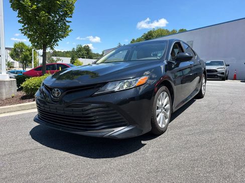 Used 2018 Toyota Camry LE FWD image 1