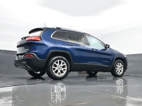 Used 2018 Jeep Cherokee Latitude w/ Cold Weather Group AWD/4WD image 24