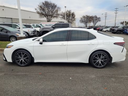 Used 2024 Toyota Camry SE image 3