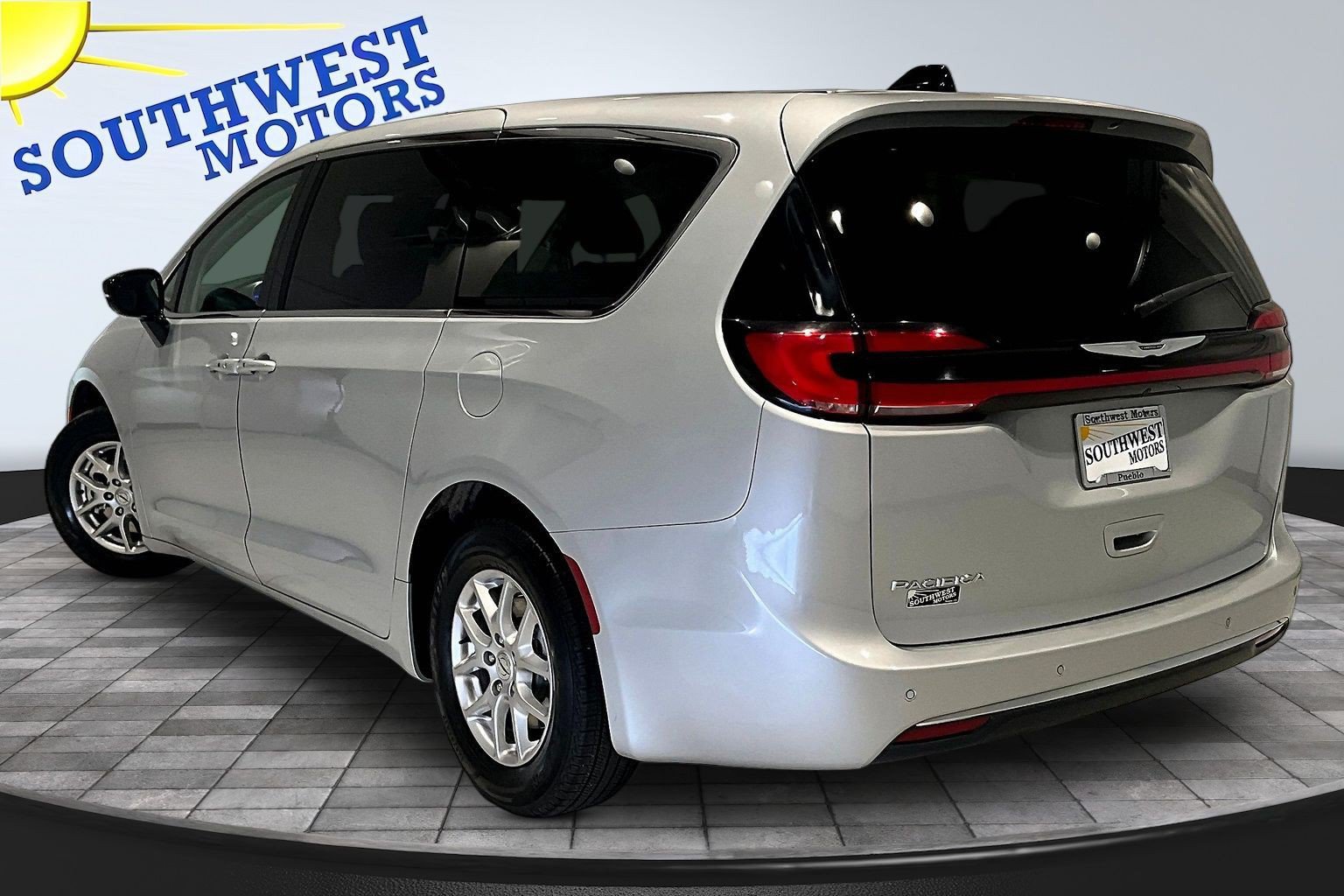Used 2024 Chrysler Pacifica Touring-L FWD image 5
