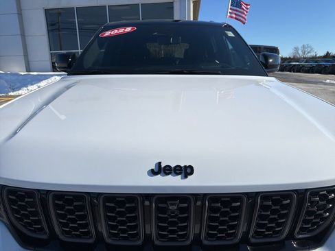 Used 2025 Jeep Grand Cherokee Summit AWD/4WD image 18