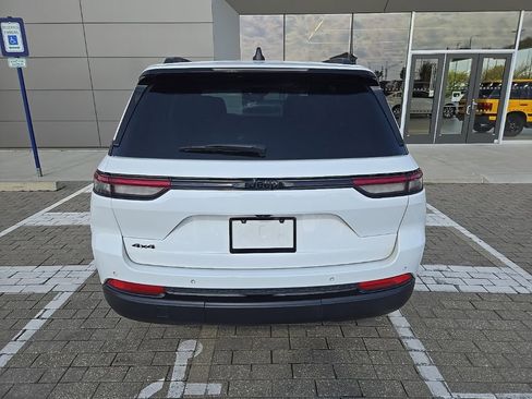 Used 2024 Jeep Grand Cherokee Altitude AWD/4WD image 6