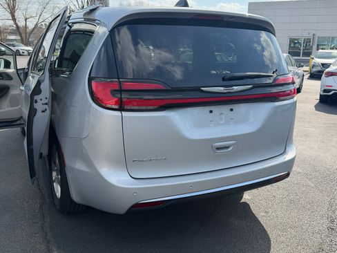 Used 2024 Chrysler Pacifica Touring-L image 3