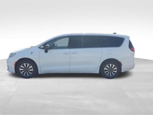Used 2024 Chrysler Pacifica Limited FWD image 2