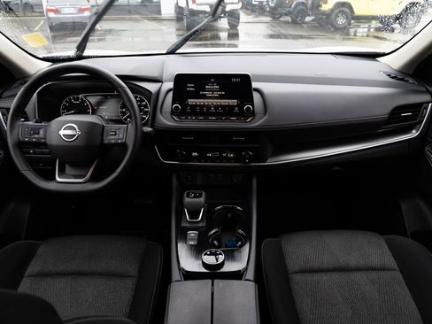 Used 2025 Nissan Rogue SV image 8