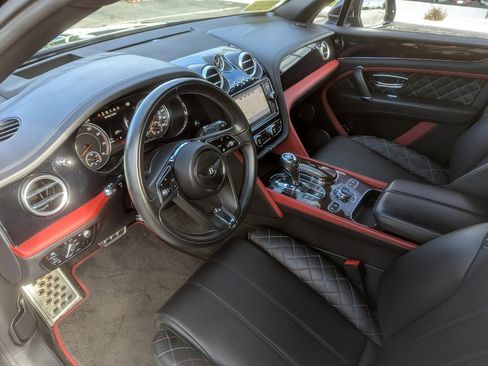 Used 2018 Bentley Bentayga Mulliner image 15