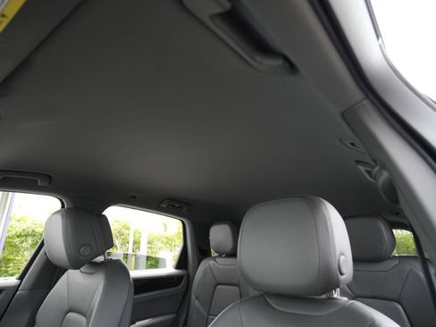 Used 2021 Porsche Cayenne AWD/4WD image 18