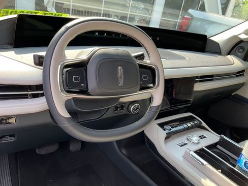 Used 2025 Lincoln Navigator Reserve AWD/4WD image 10