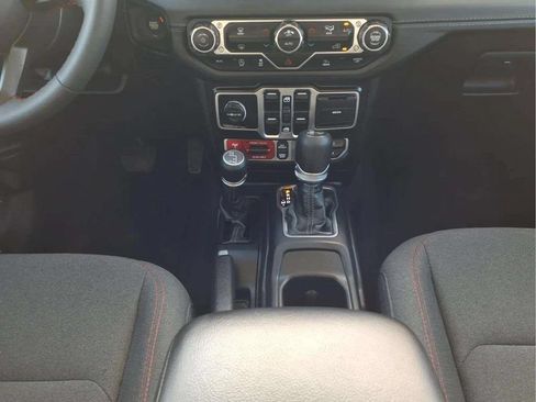 Used 2025 Jeep Wrangler Unlimited Rubicon AWD/4WD image 12