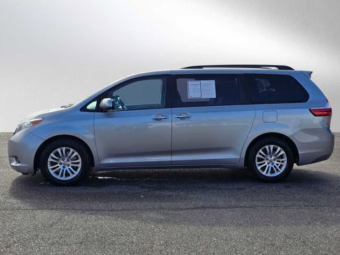 Used 2017 Toyota Sienna XLE image 4
