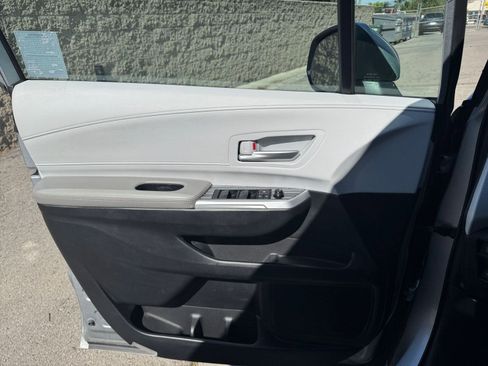 Used 2025 Toyota Sienna XLE image 18