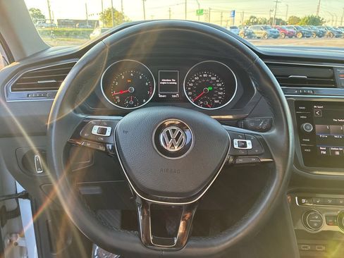 Used 2018 Volkswagen Tiguan SE AWD/4WD image 11