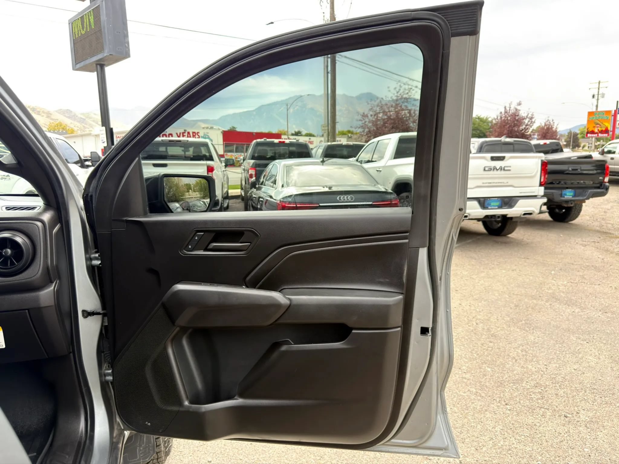Used 2023 Chevrolet Colorado Trail Boss w/ Technology Package AWD/4WD image 8