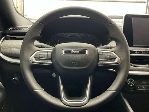 Used 2025 Jeep Compass Latitude image 8