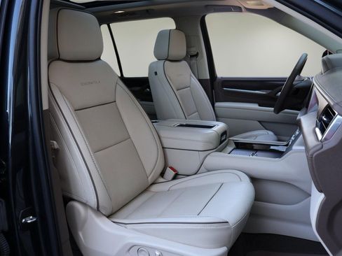 Used 2022 GMC Yukon Denali w/ Advanced Technology Package image 17