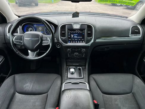 Used 2018 Chrysler 300 Touring w/ Chrome Appearance Package RWD image 15