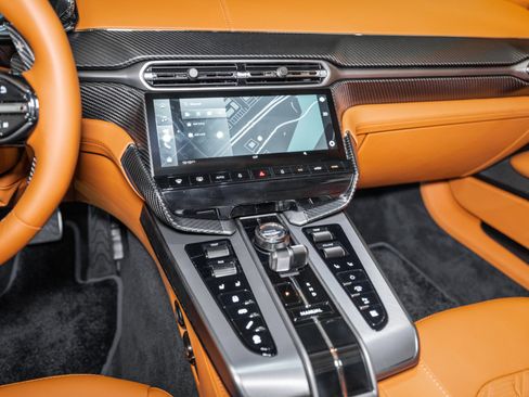 Used 2025 Aston Martin Vanquish image 24