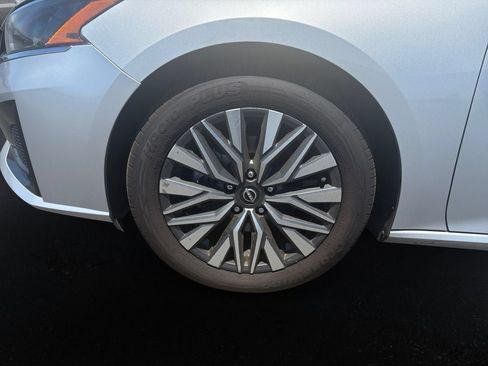 Used 2024 Nissan Altima 2.5 SV FWD image 9