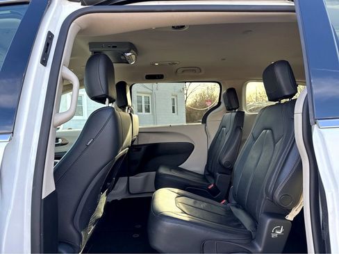 Used 2019 Chrysler Pacifica Touring-L w/ Tire & Wheel Group image 12