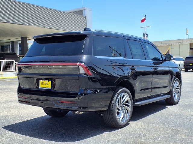 New 2027 Lincoln Navigator Premiere RWD image 2