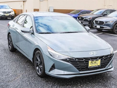 Used 2022 Hyundai Elantra SEL w/ Convenience Package image 3