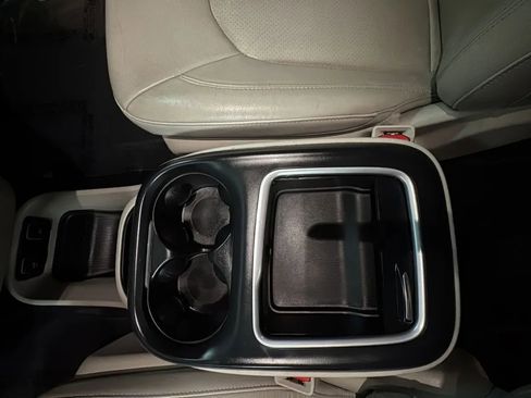 Used 2021 Chrysler Pacifica Touring-L FWD image 19