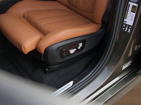 Used 2025 BMW X7 xDrive40i w/ Executive Package image 8