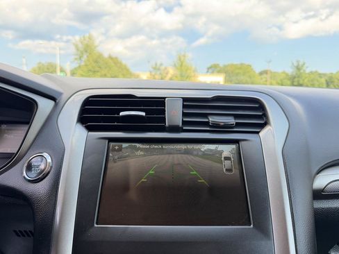 Used 2018 Ford Fusion SE w/ Fusion SE Technology Package FWD image 12