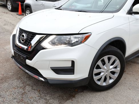 Used 2017 Nissan Rogue S image 2