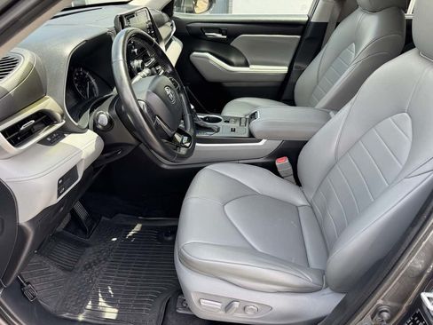 Used 2021 Toyota Highlander XLE FWD image 24