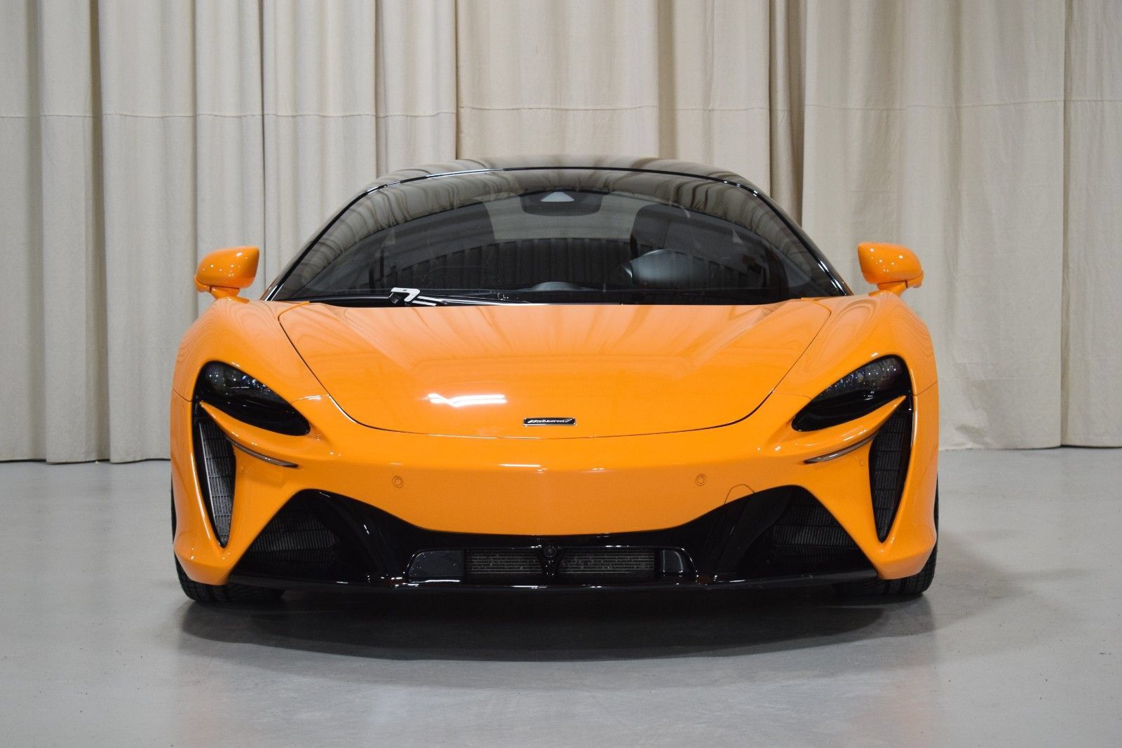 Used 2024 McLaren Artura RWD image 8