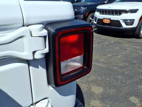 Certified 2023 Jeep Wrangler Unlimited w/ Sun & Screen Package AWD/4WD image 16