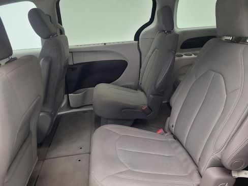 Used 2020 Chrysler Pacifica Touring image 18