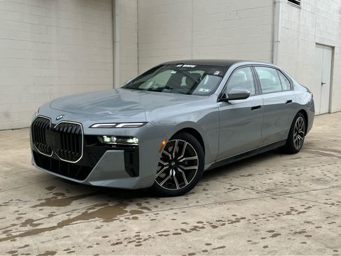 Used 2025 BMW 760i xDrive w/ Premium Package image 1