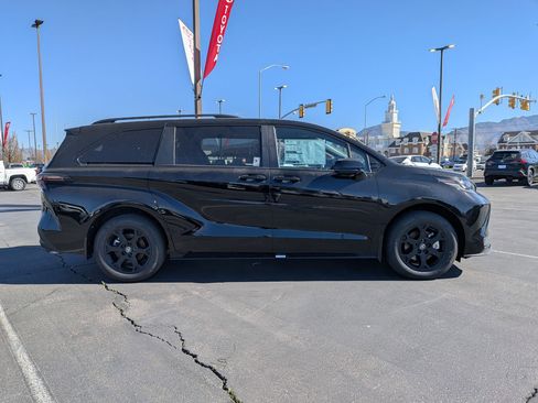 New 2026 Toyota Sienna XLE Woodland Edition image 6