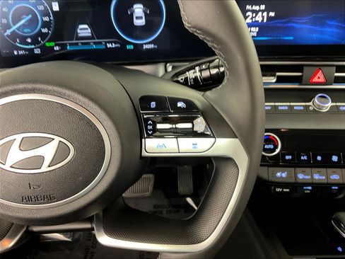 Used 2025 Hyundai Elantra Limited FWD image 12