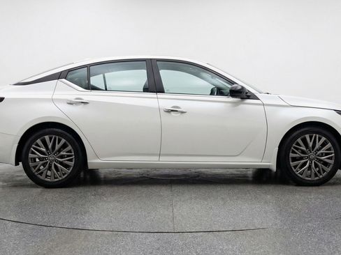 Used 2025 Nissan Altima 2.5 SV image 11