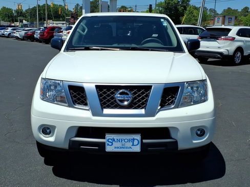 Used 2021 Nissan Frontier SV RWD image 2